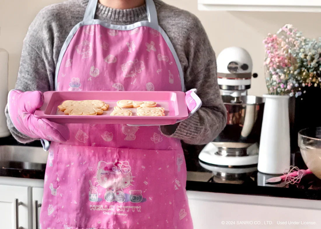 Hello Kitty 50th Anniversary Adult Apron and Oven Mitt Set - Image 3