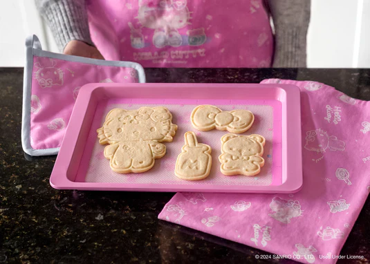 Hello Kitty 50th Anniversary Kitchen Towel and Potholder Set - Image 4